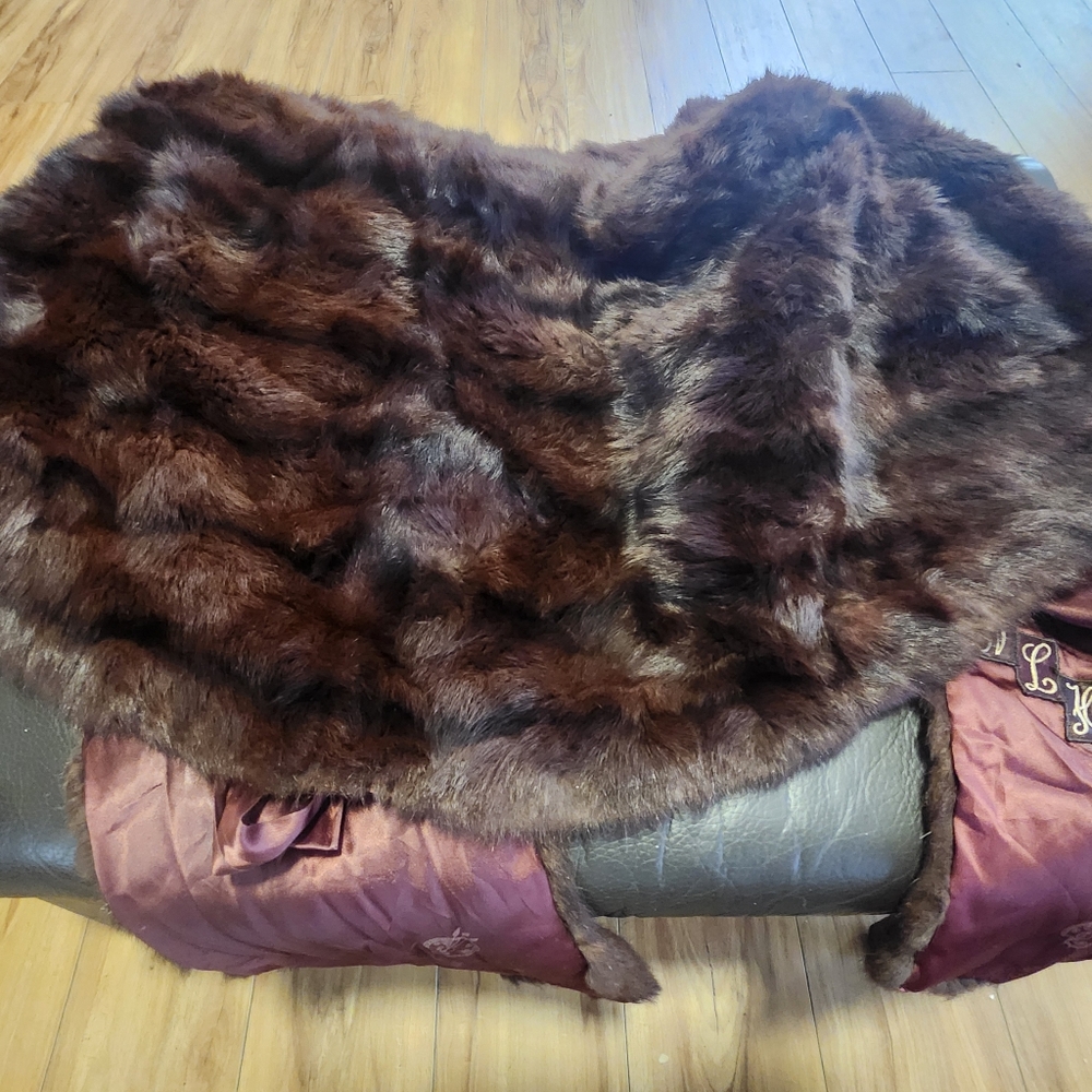 Pre-owned,  but very good condition women's fur shawl. - Picture 9 of 13